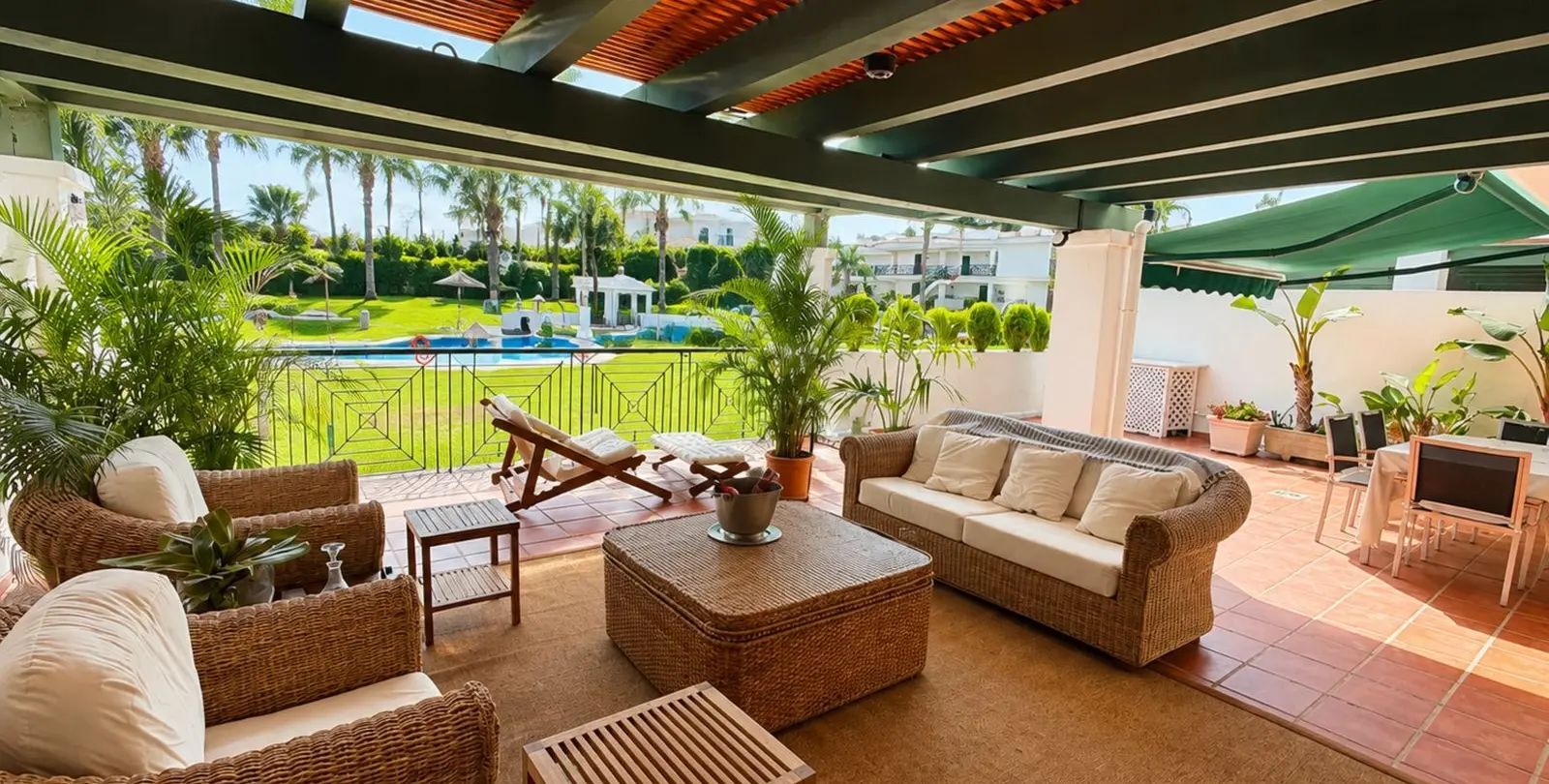 Venta de apartamento en planta media en Nueva Andalucía 1