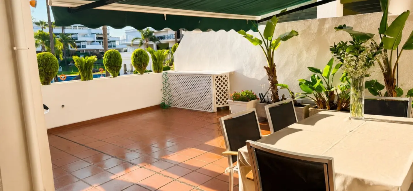 Venta de apartamento en planta media en Nueva Andalucía 2