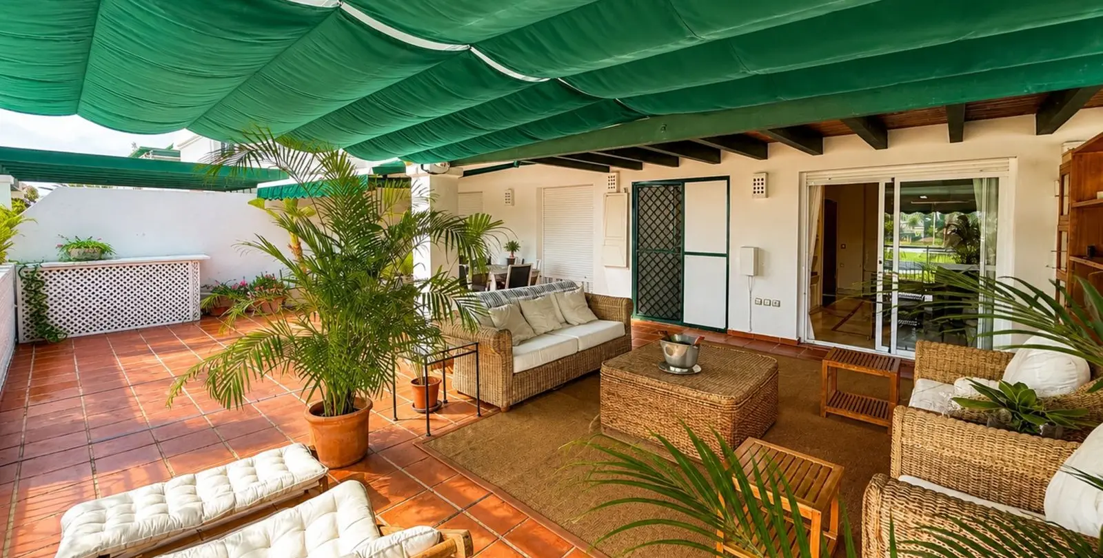 Venta de apartamento en planta media en Nueva Andalucía 4