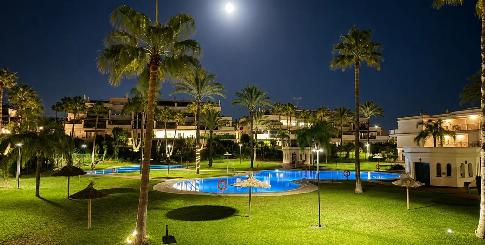 Venta de apartamento en planta media en Nueva Andalucía 17