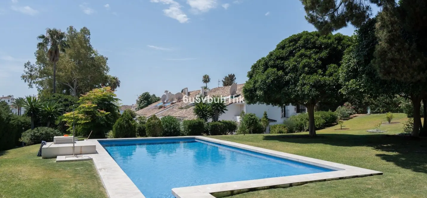 Sale of ground floor apartment in Nueva Andalucía 4