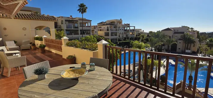 Sale of middle floor apartment in Atalaya 2