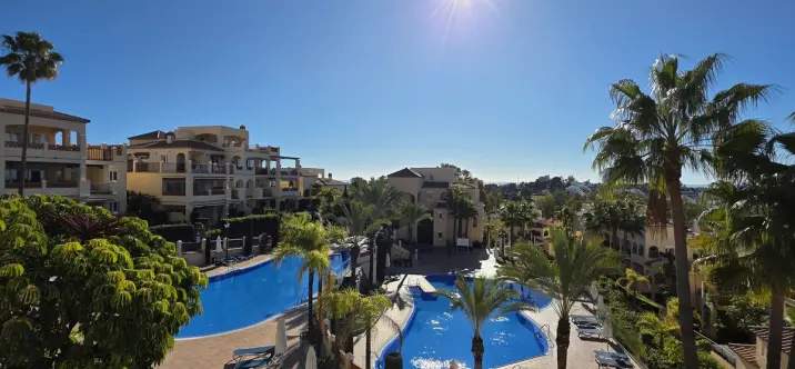 Sale of middle floor apartment in Atalaya 4