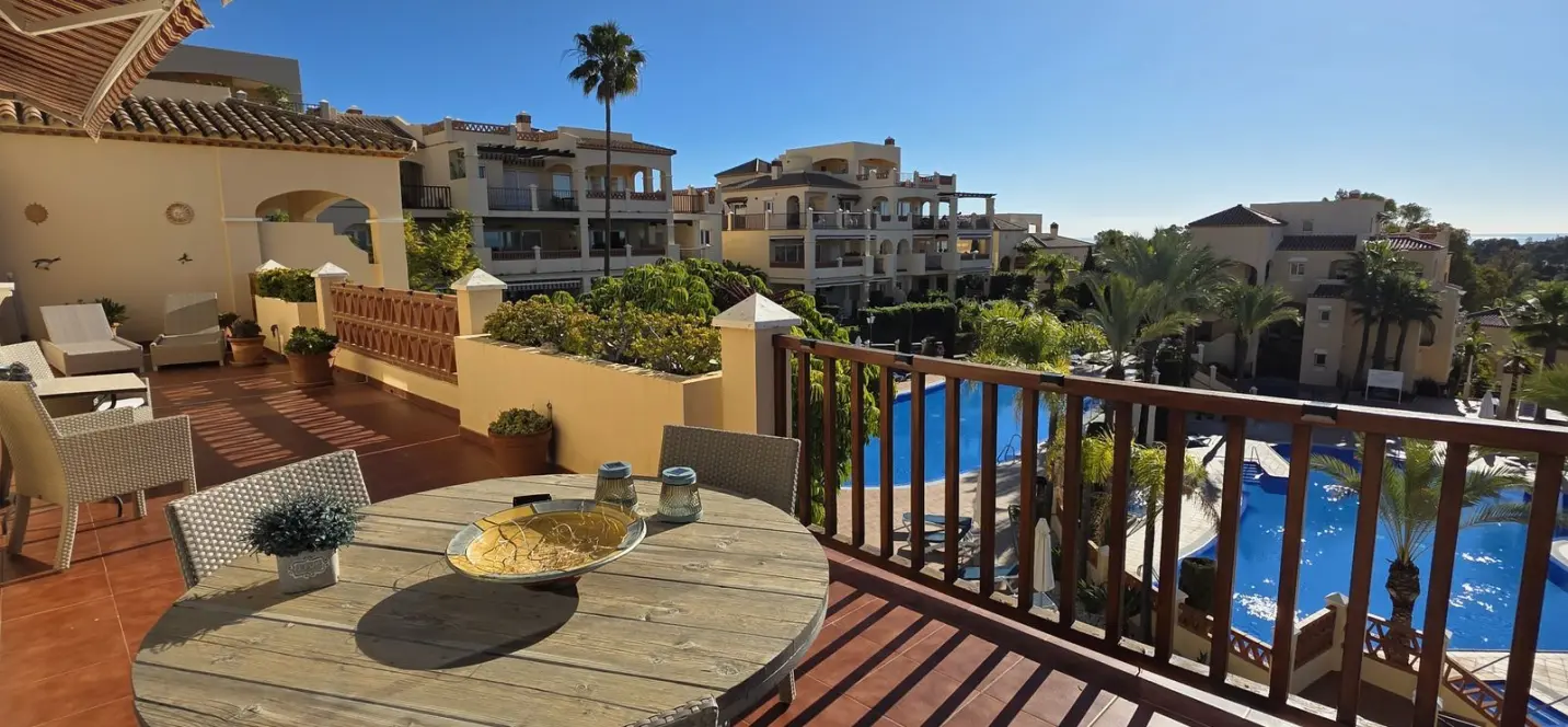 Sale of middle floor apartment in Atalaya 2