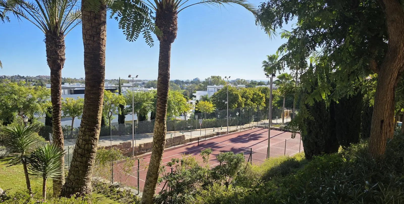 Sale of middle floor apartment in Atalaya 21