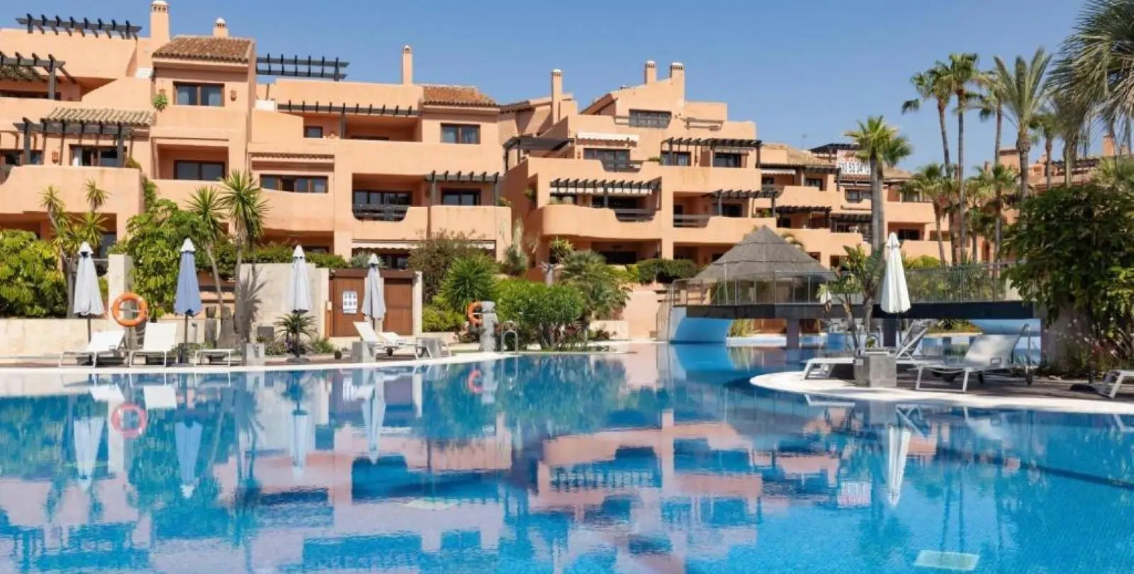 Venta de apartamento en planta baja en New Golden Mile 1