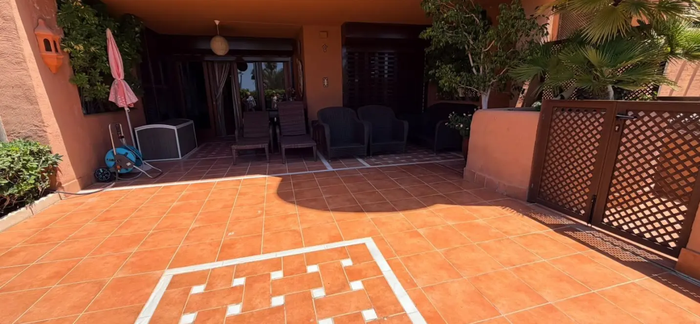 Venta de apartamento en planta baja en New Golden Mile 1