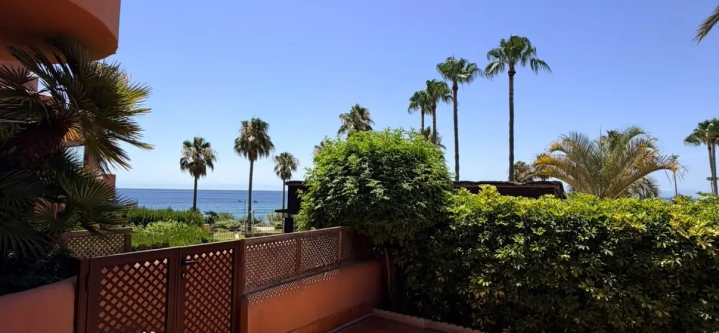 Venta de apartamento en planta baja en New Golden Mile 2