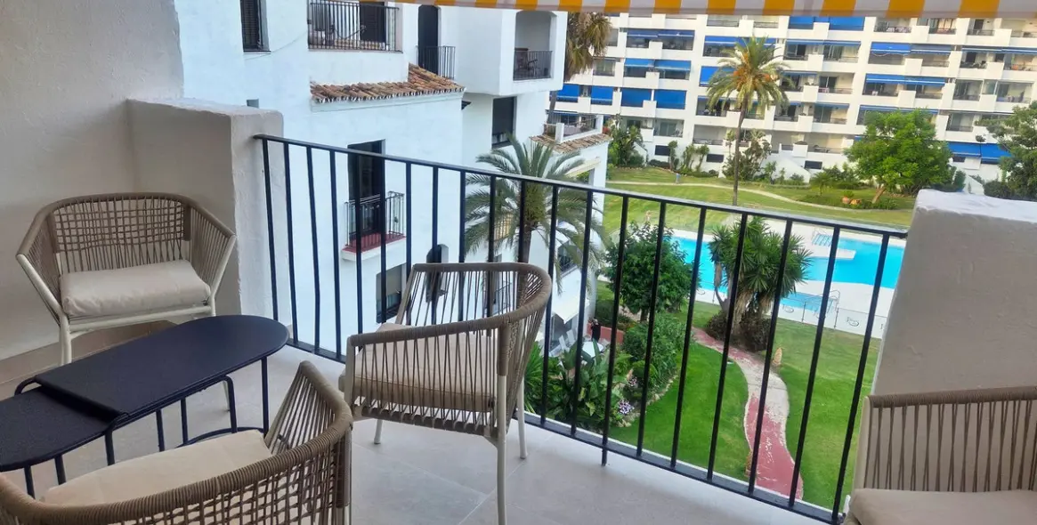 Sale of middle floor apartment in Puerto Banús 1
