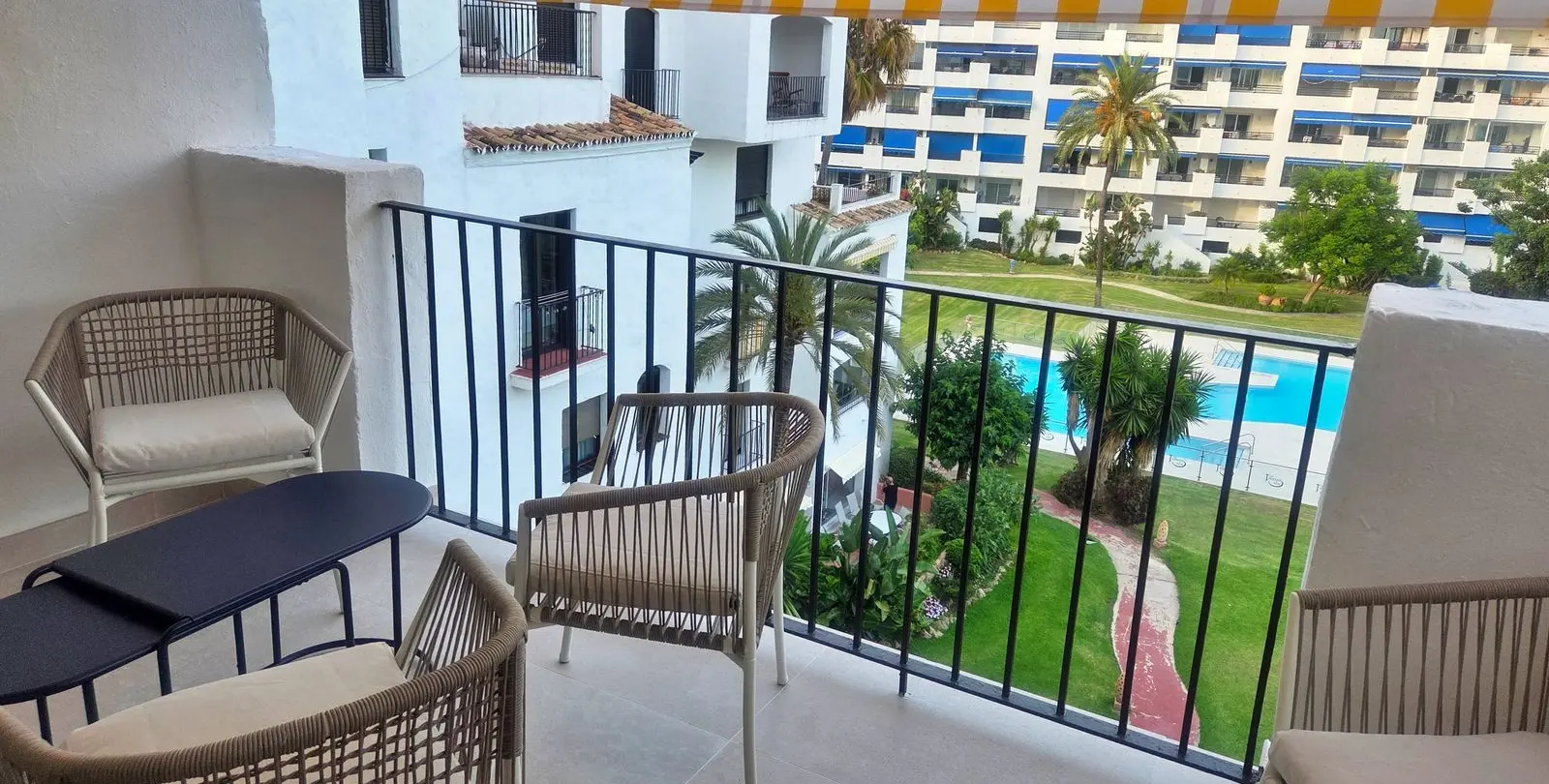 Sale of middle floor apartment in Puerto Banús 1