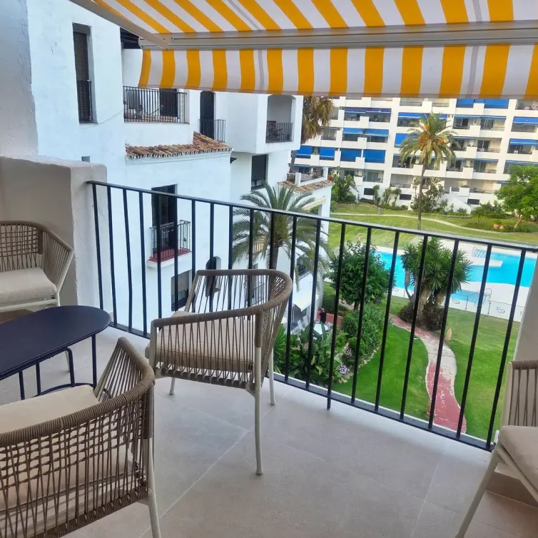 Venta de apartamento en planta media en Puerto Banús