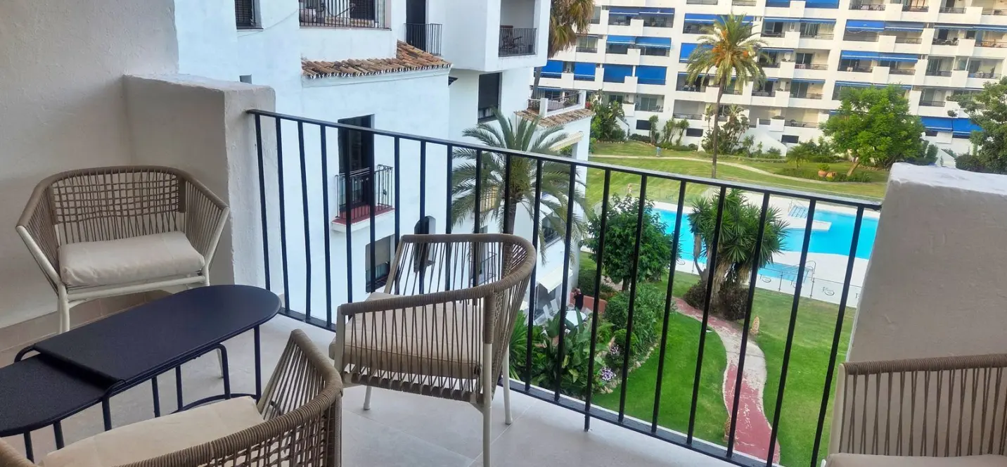 Venta de apartamento en planta media en Puerto Banús 0