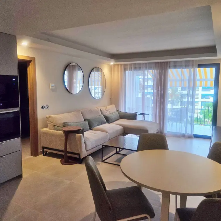 Venta de apartamento en planta media en Puerto Banús