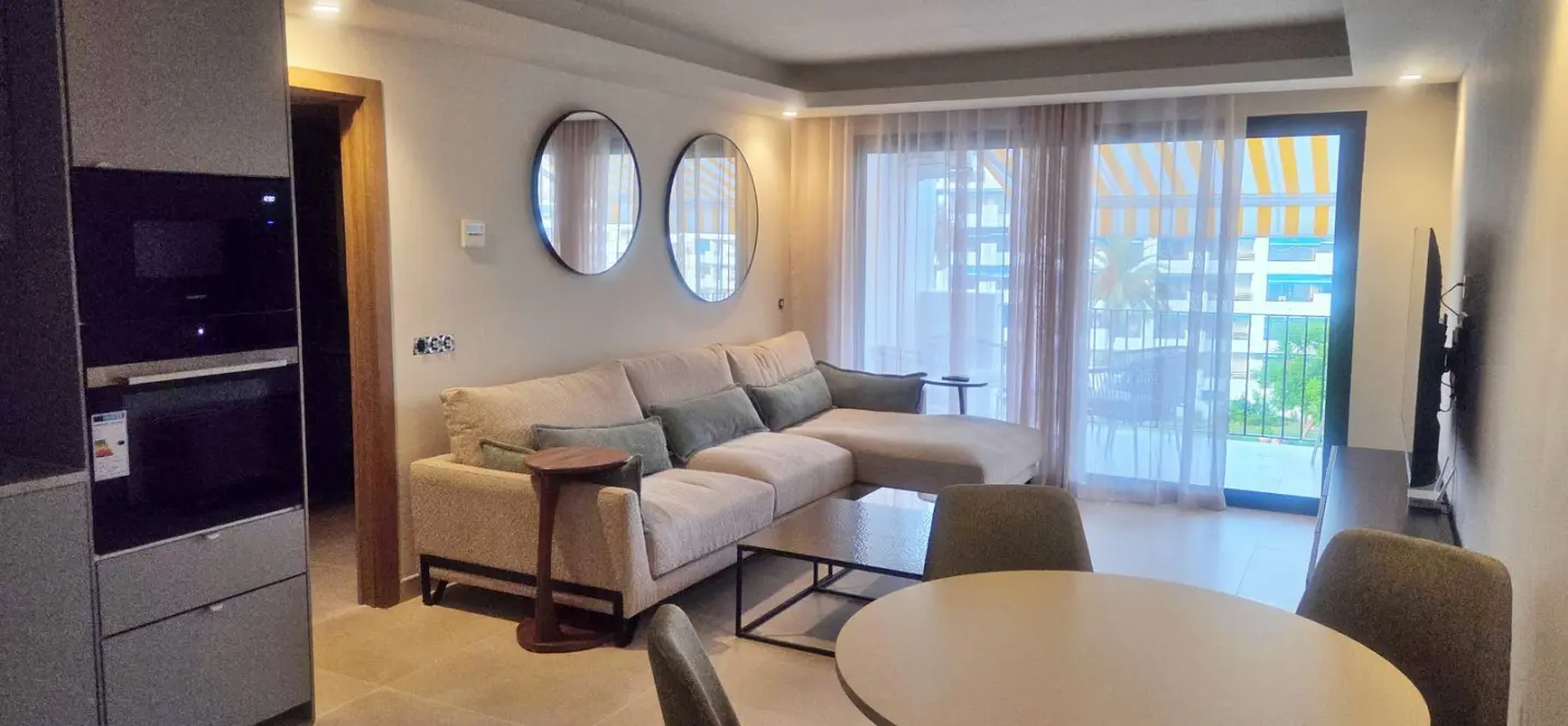 Venta de apartamento en planta media en Puerto Banús 2