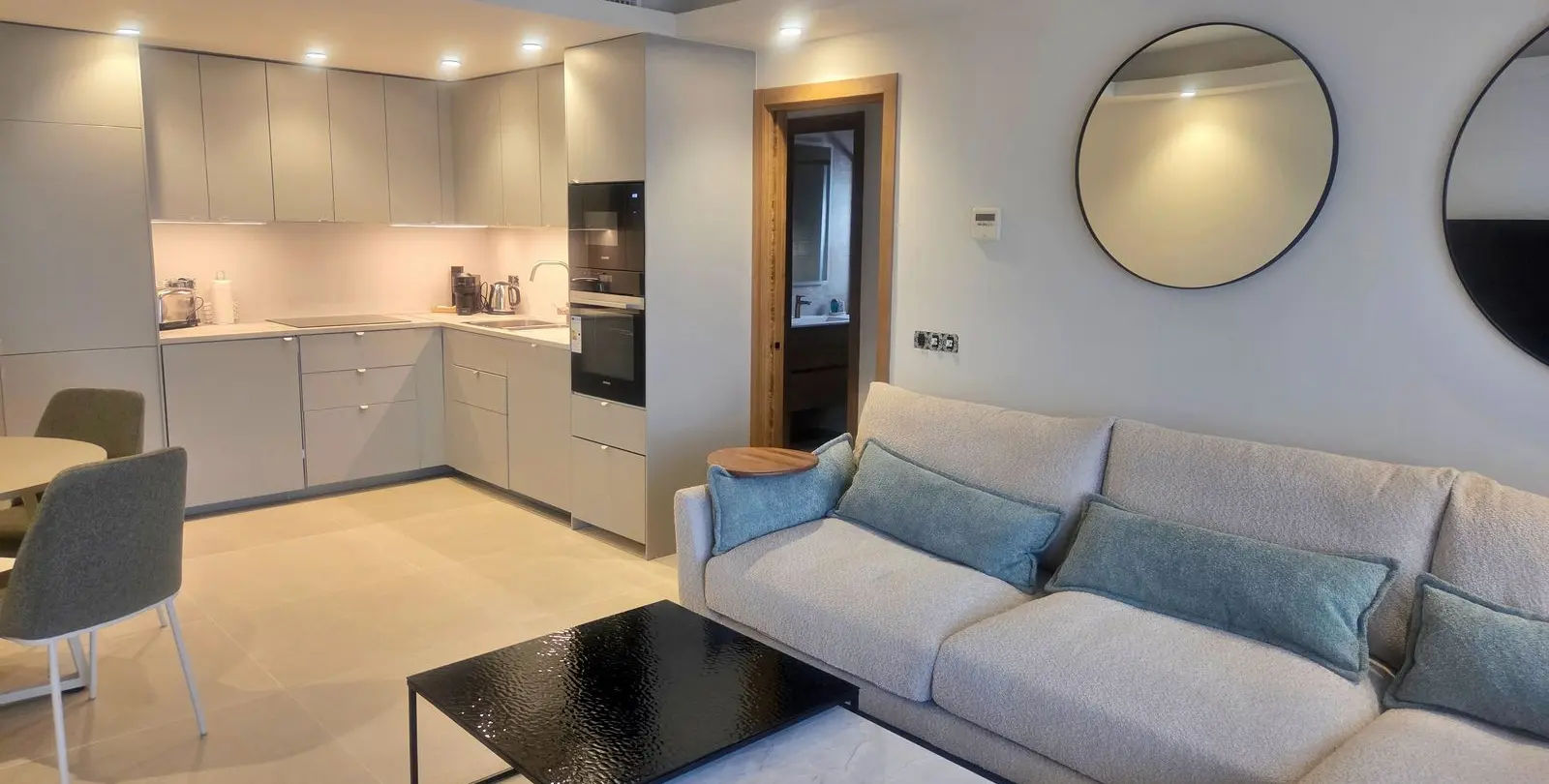 Sale of middle floor apartment in Puerto Banús 4