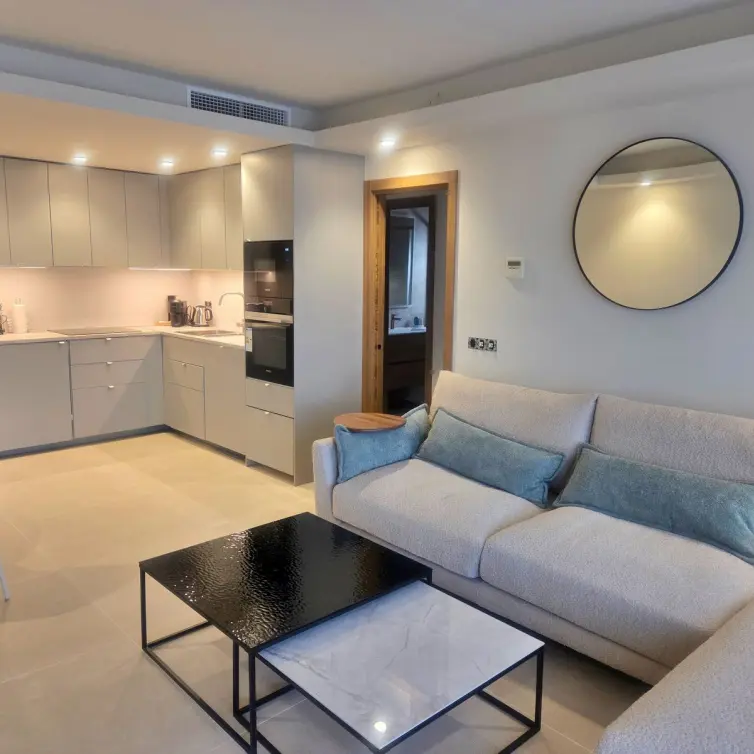 Venta de apartamento en planta media en Puerto Banús
