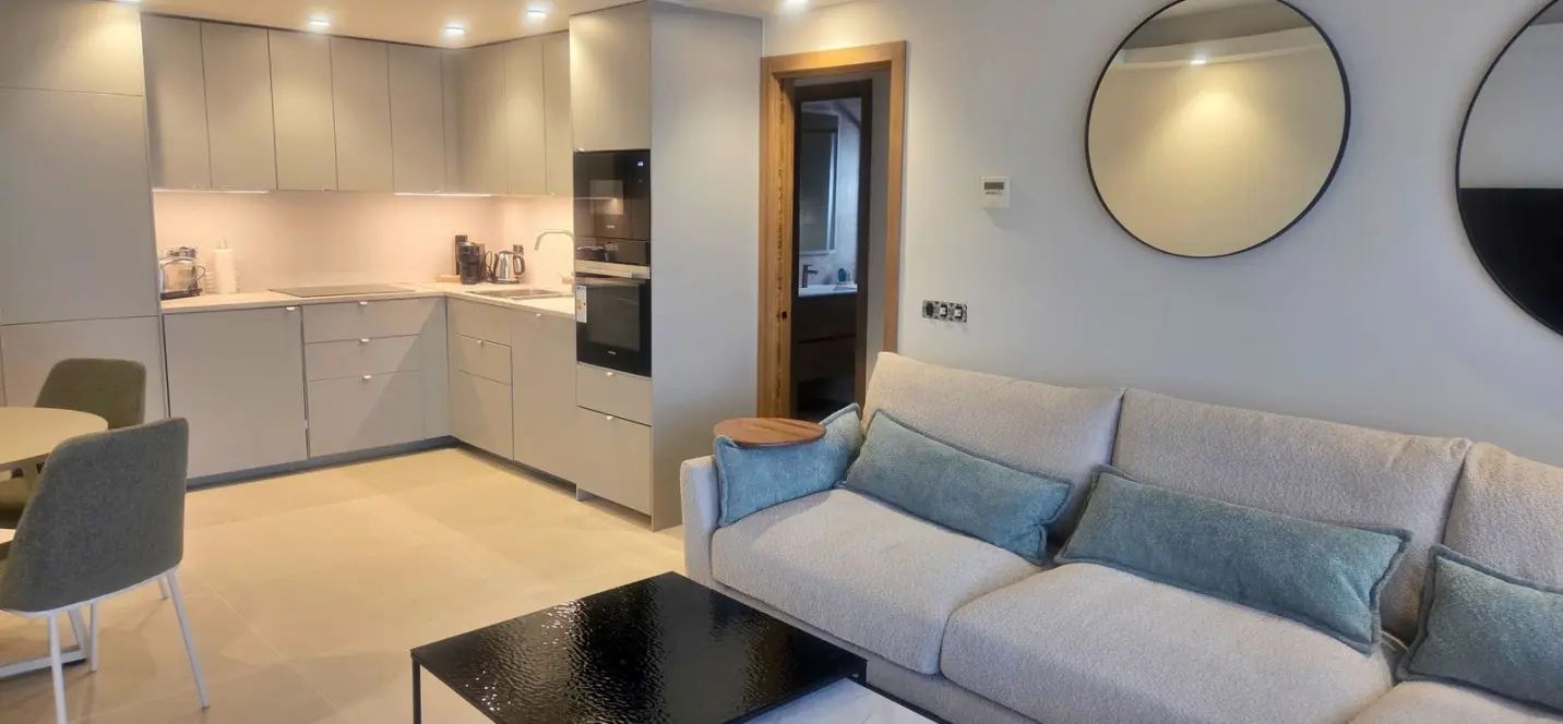 Venta de apartamento en planta media en Puerto Banús 3