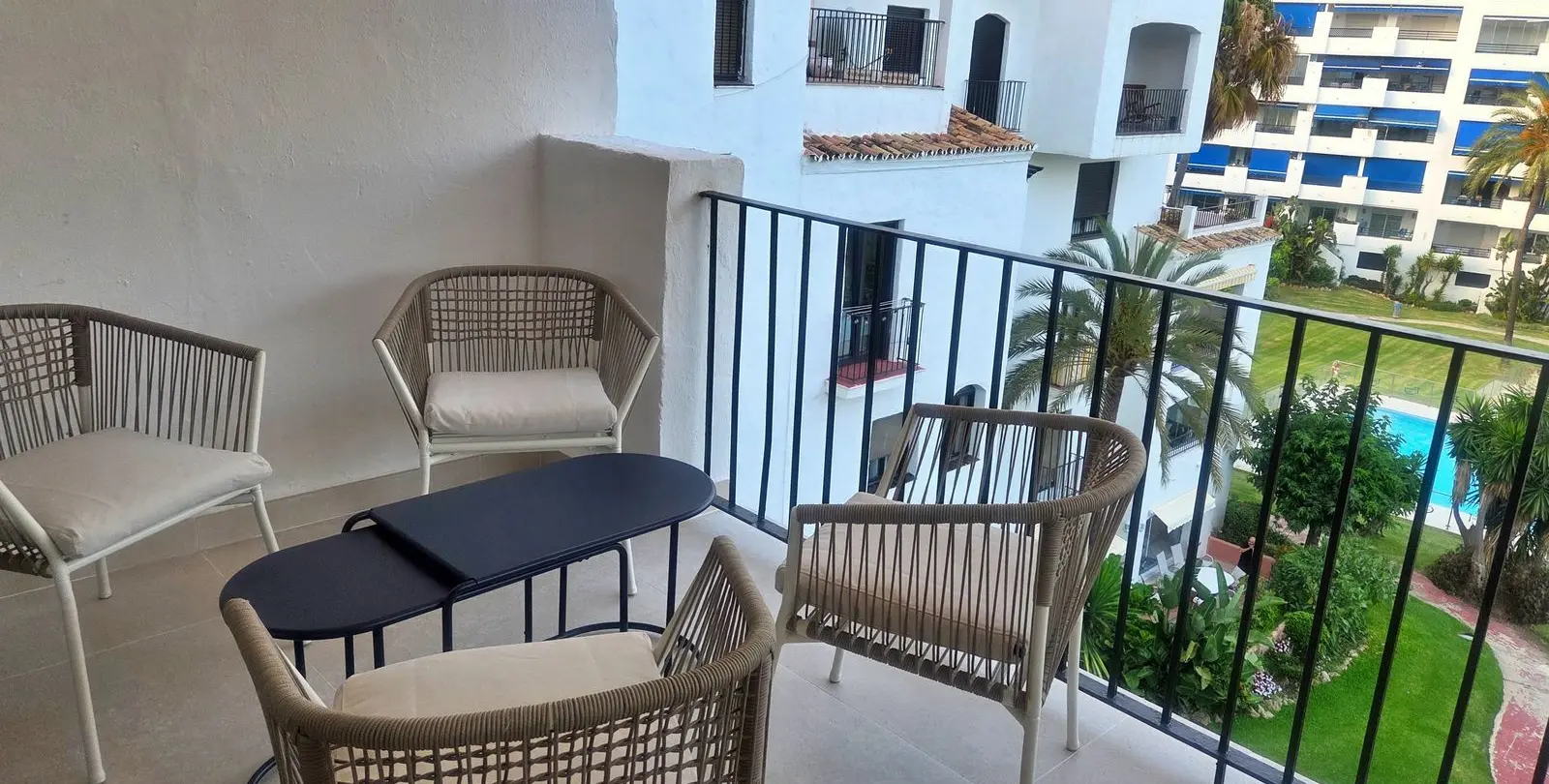 Sale of middle floor apartment in Puerto Banús 14
