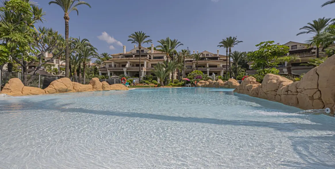 Продажа апартаментов на среднем этаже в Los Monteros 1