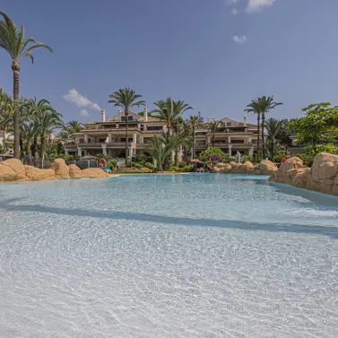 Продажа апартаментов на среднем этаже в Los Monteros