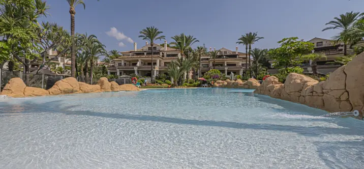 Продажа апартаментов на среднем этаже в Los Monteros 0