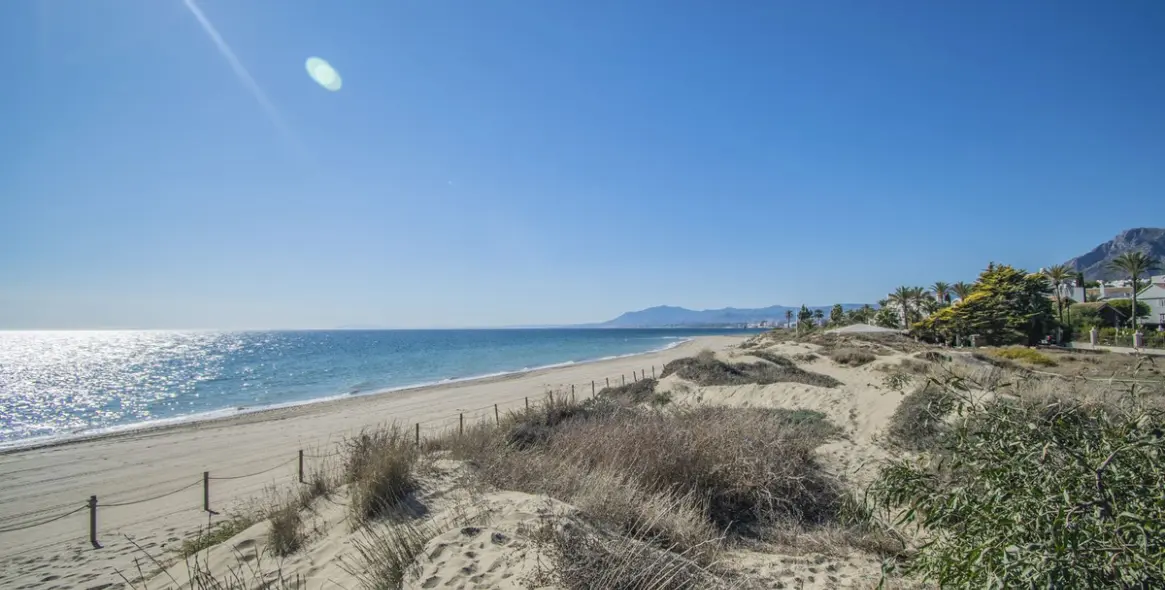 Продажа апартаментов на среднем этаже в Los Monteros 2