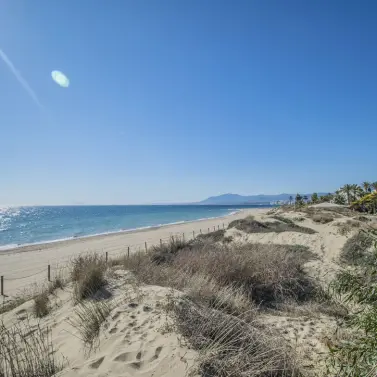 Продажа апартаментов на среднем этаже в Los Monteros
