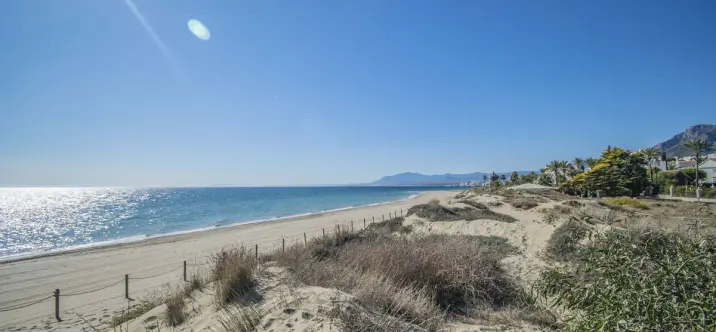 Продажа апартаментов на среднем этаже в Los Monteros 1