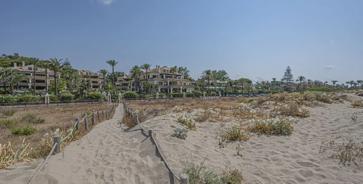 Продажа апартаментов на среднем этаже в Los Monteros 3