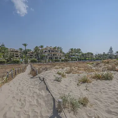 Продажа апартаментов на среднем этаже в Los Monteros