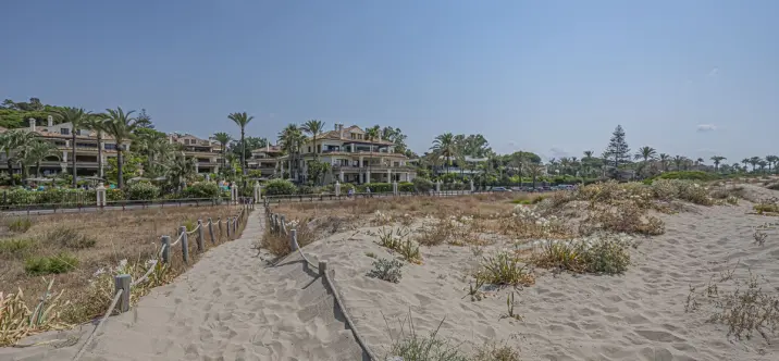 Продажа апартаментов на среднем этаже в Los Monteros 2