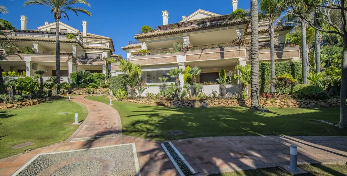 Продажа апартаментов на среднем этаже в Los Monteros 4