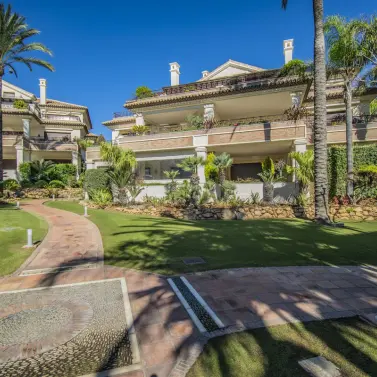 Продажа апартаментов на среднем этаже в Los Monteros