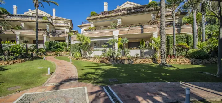 Продажа апартаментов на среднем этаже в Los Monteros 3