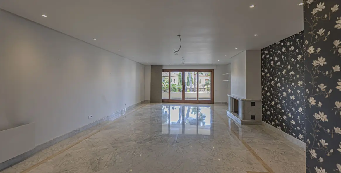 Продажа апартаментов на среднем этаже в Los Monteros 5