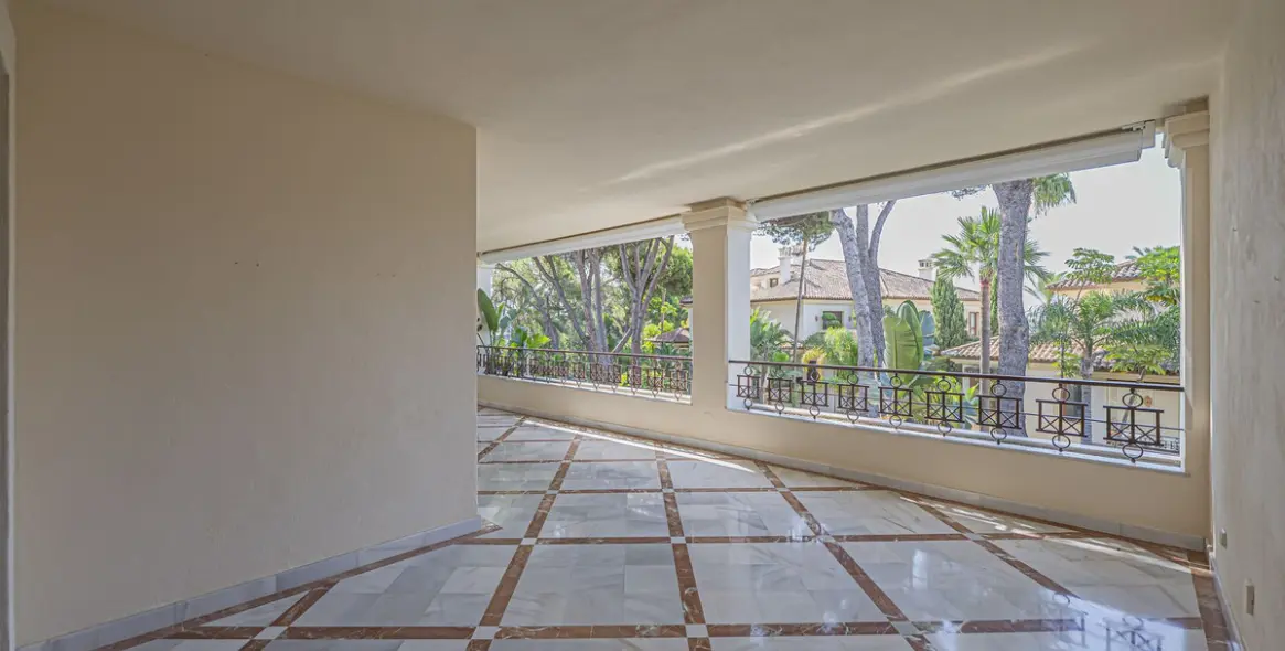 Продажа апартаментов на среднем этаже в Los Monteros 6