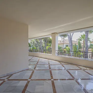 Продажа апартаментов на среднем этаже в Los Monteros