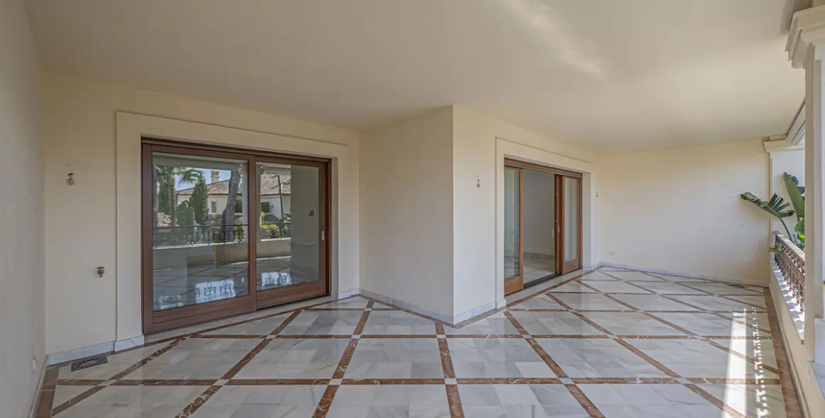 Продажа апартаментов на среднем этаже в Los Monteros 7