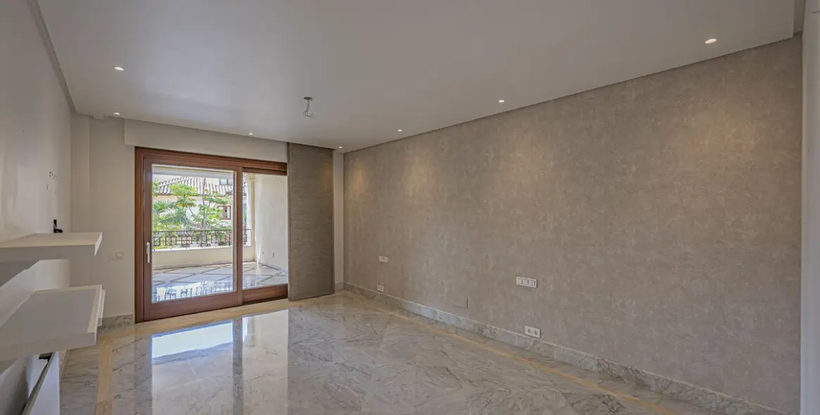 Продажа апартаментов на среднем этаже в Los Monteros 8