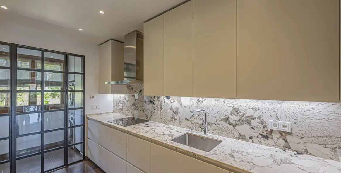 Продажа апартаментов на среднем этаже в Los Monteros 11