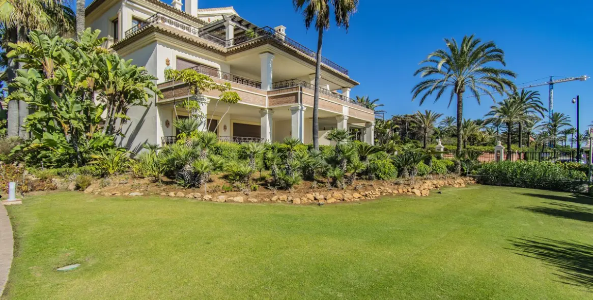 Продажа апартаментов на среднем этаже в Los Monteros 14
