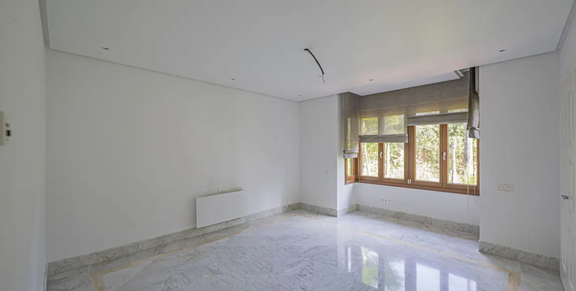 Продажа апартаментов на среднем этаже в Los Monteros 15