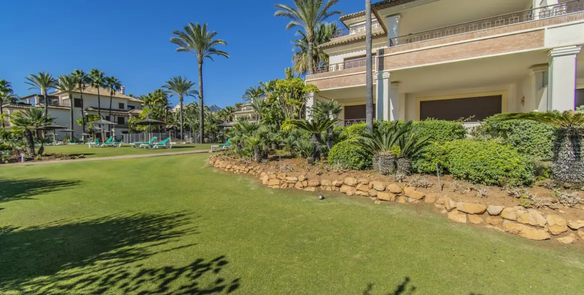Продажа апартаментов на среднем этаже в Los Monteros 16