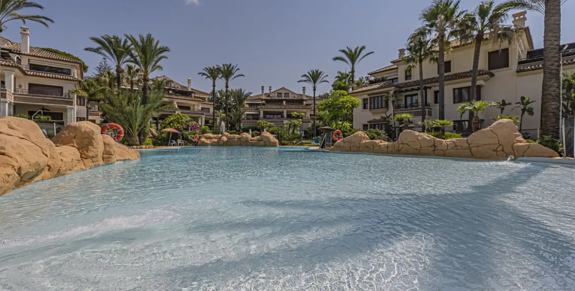 Продажа апартаментов на среднем этаже в Los Monteros 18