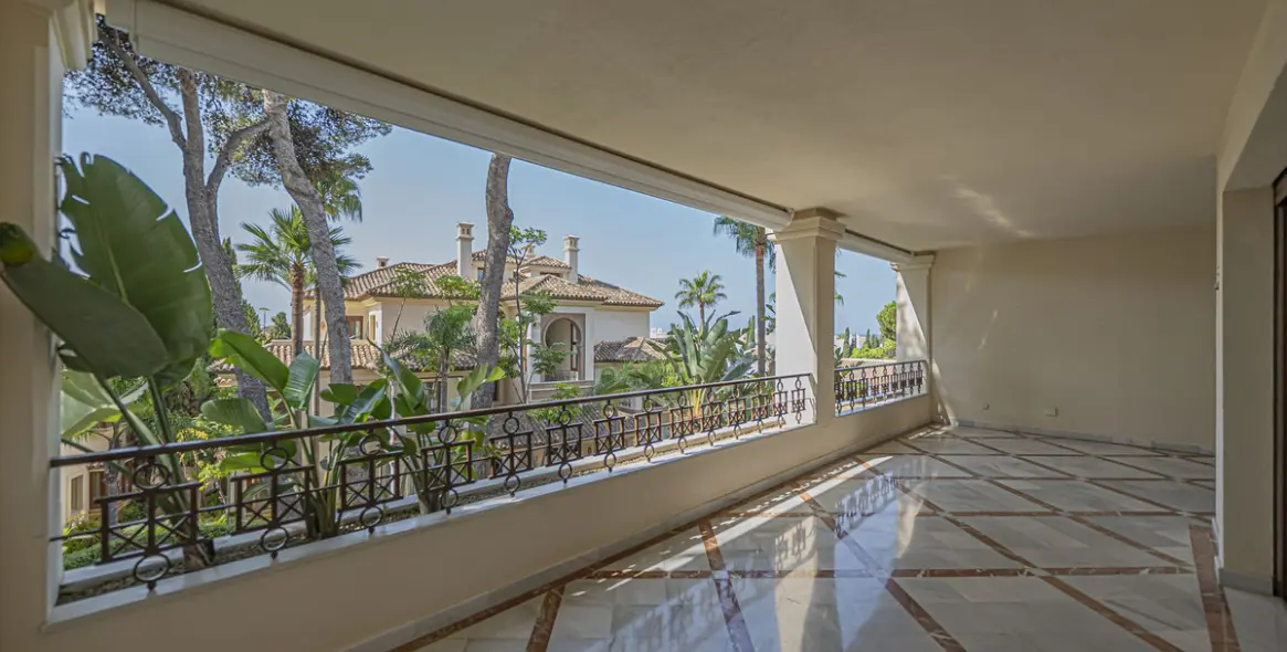 Продажа апартаментов на среднем этаже в Los Monteros 21