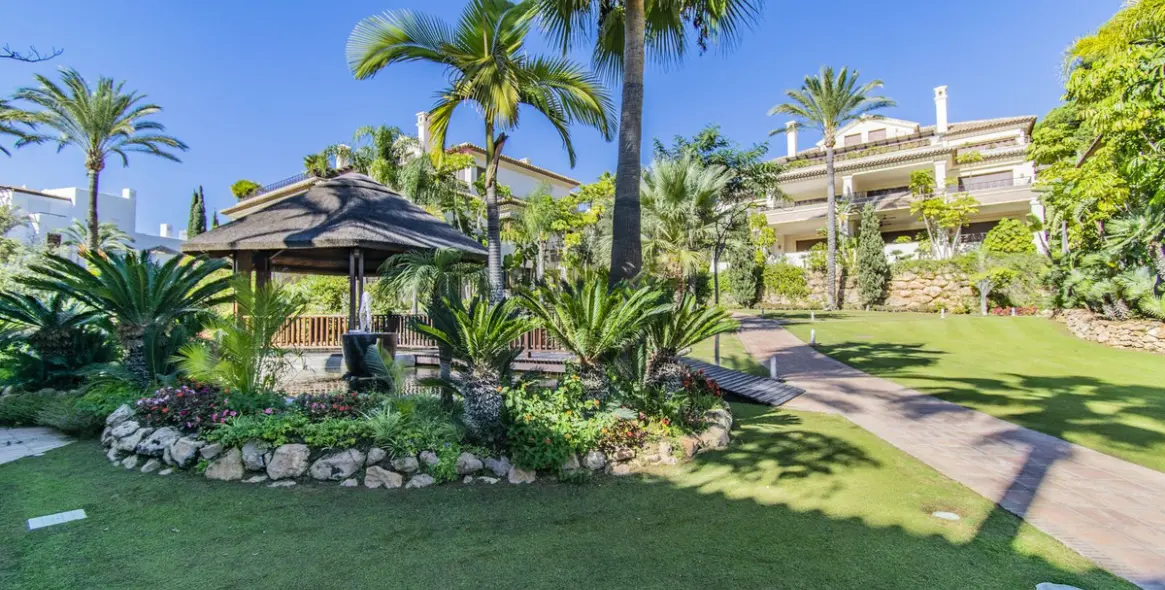 Продажа апартаментов на среднем этаже в Los Monteros 22