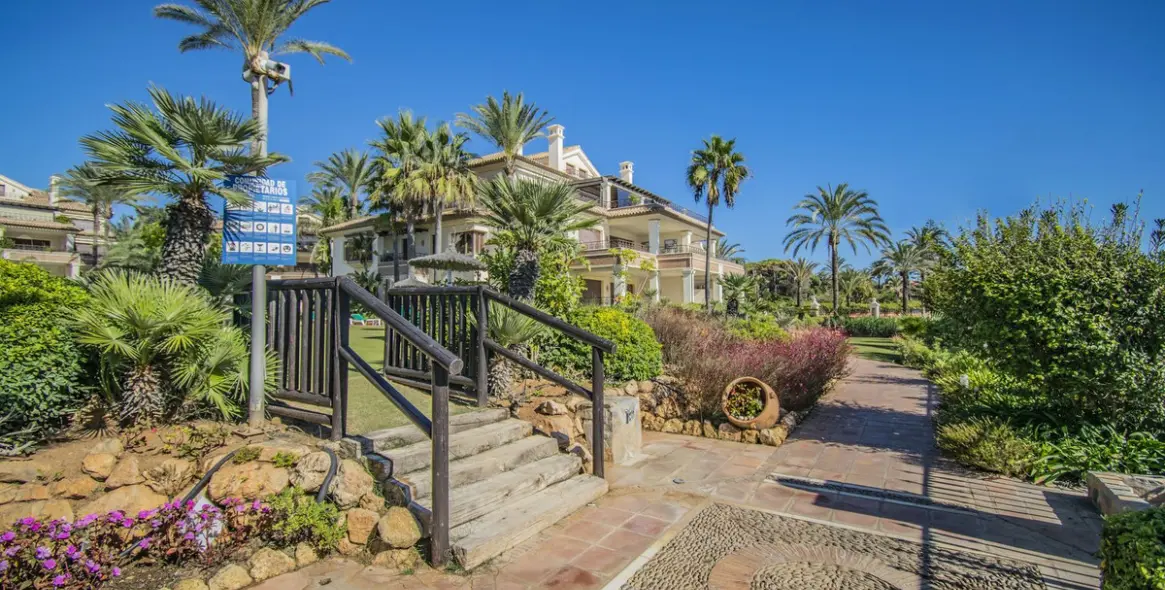 Продажа апартаментов на среднем этаже в Los Monteros 25