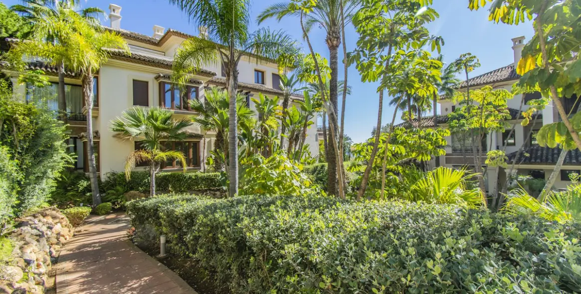 Продажа апартаментов на среднем этаже в Los Monteros 26