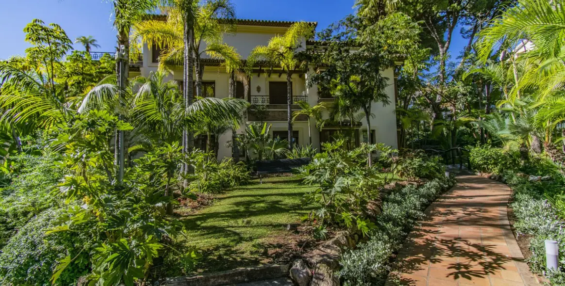Продажа апартаментов на среднем этаже в Los Monteros 32
