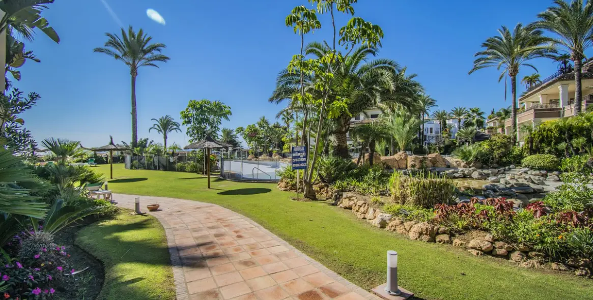 Продажа апартаментов на среднем этаже в Los Monteros 36